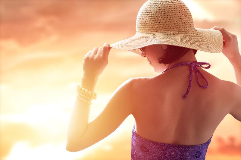 夏日阳光下的戴着太阳帽的美女