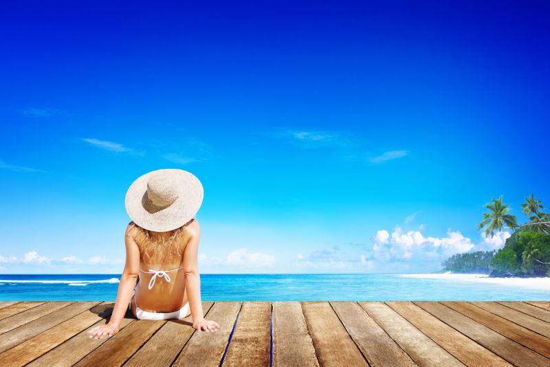 度假海滩放松的戴着太阳帽的女子
