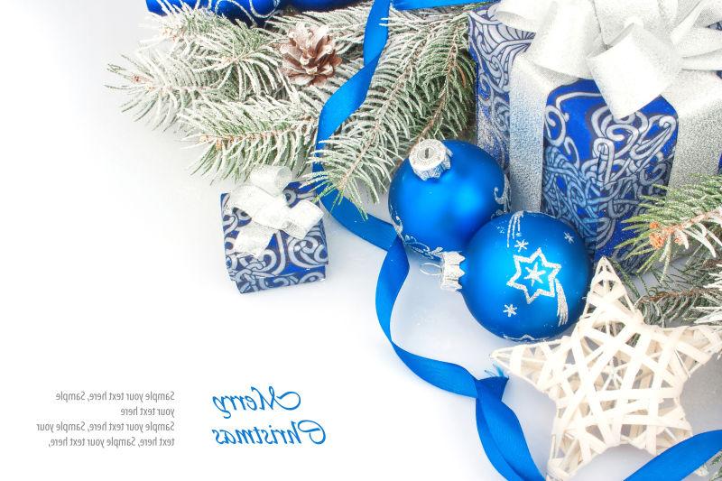 白色背景上的蓝色和白色的圣诞饰品礼品