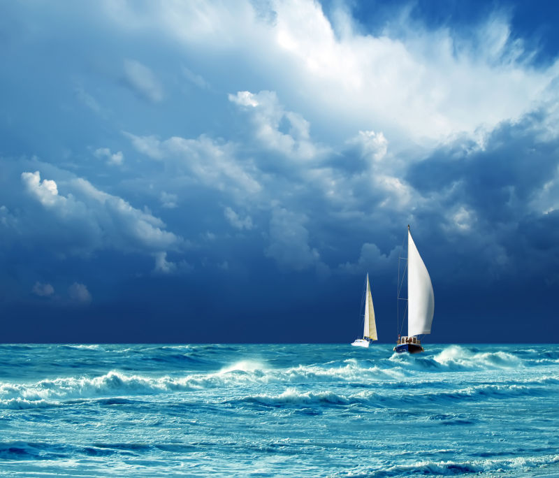 湛蓝海面上的帆船