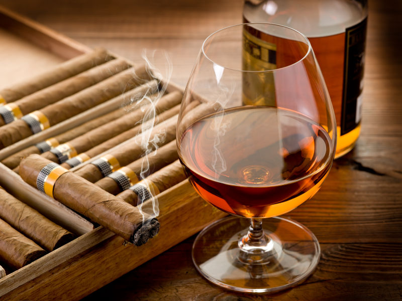 桌子上的雪茄和洋酒
