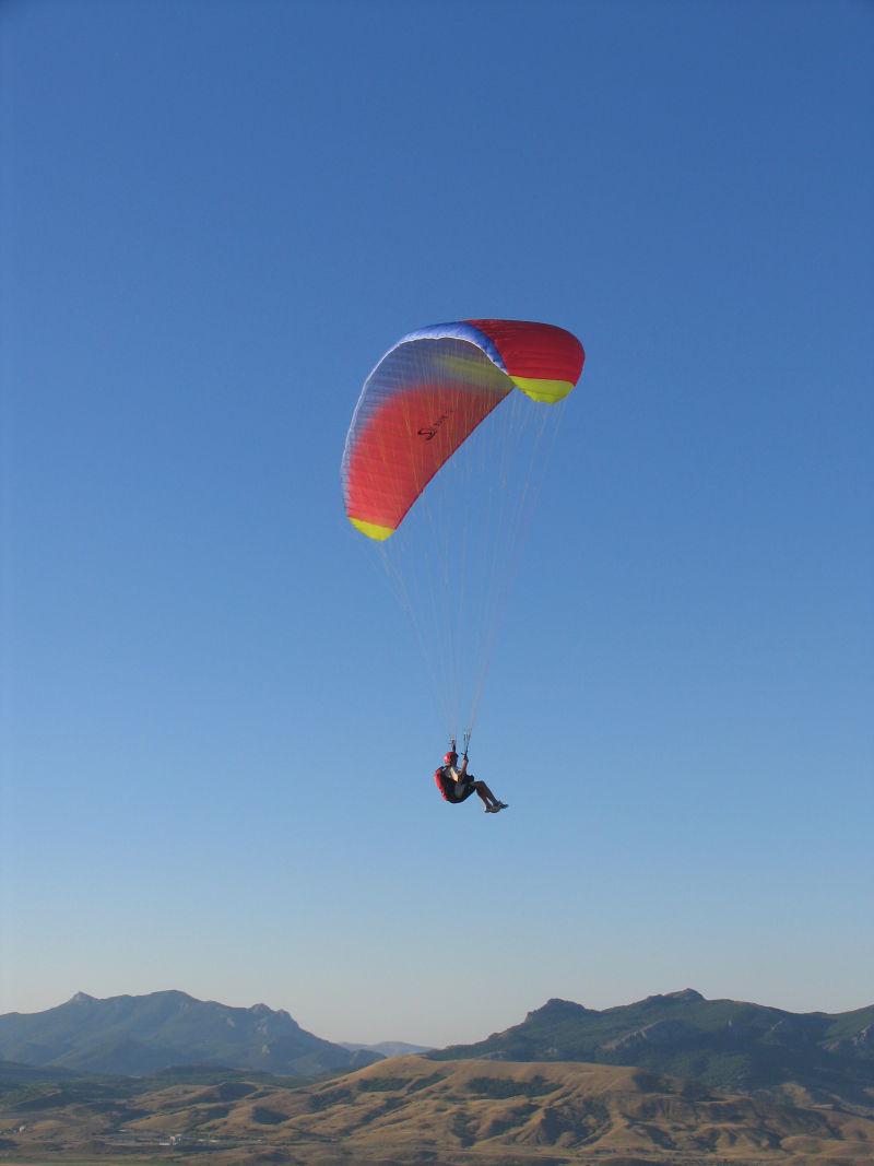 高空滑行的男人