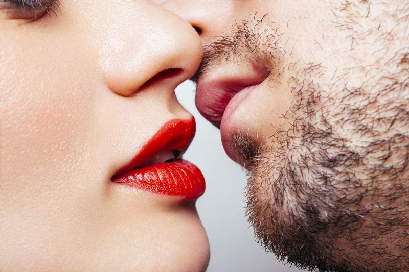 浪漫的男人和女人的嘴唇想亲吻