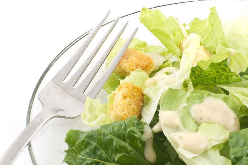 盘子里的蔬菜沙拉和叉子
