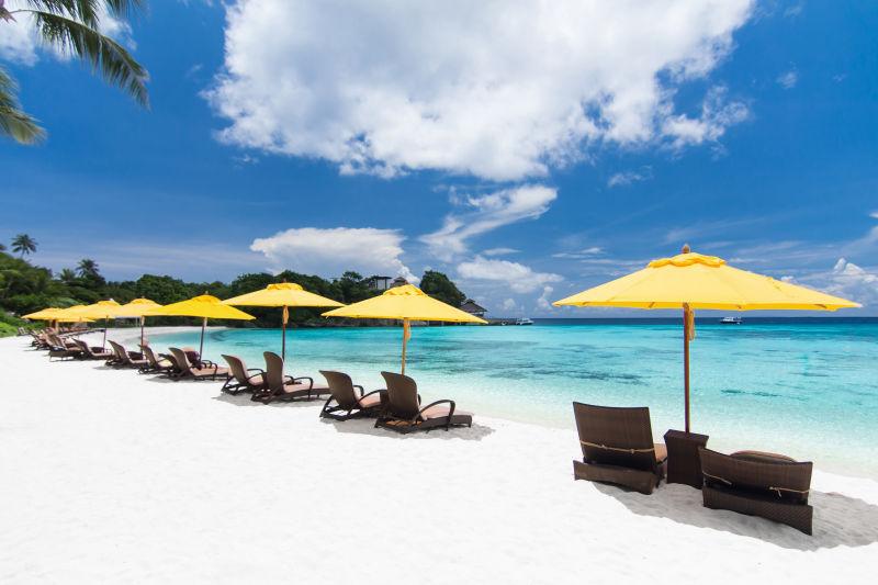 热带海滩的太阳伞和椅子