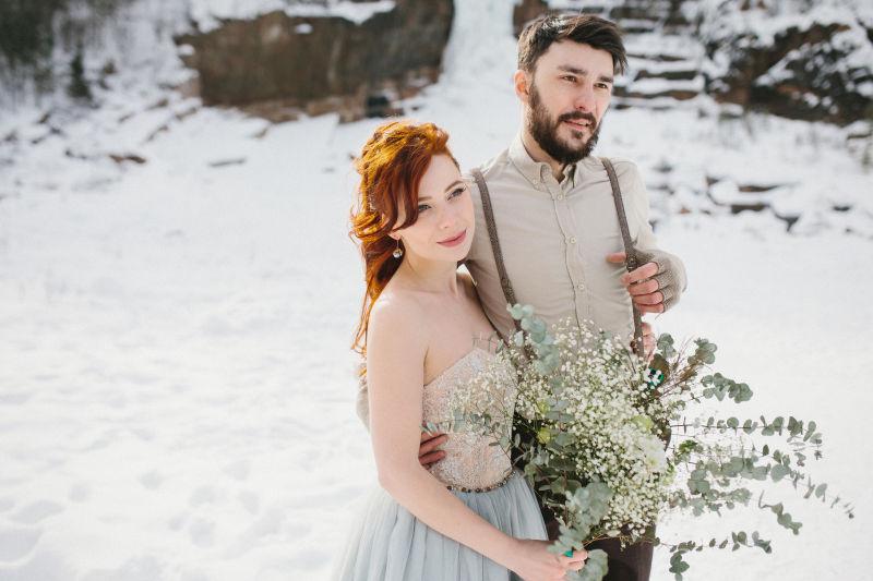 冬季山林背景新娘和新郎拥抱