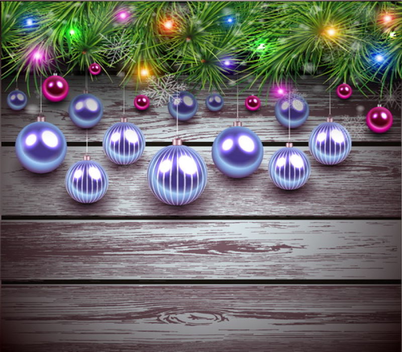 矢量彩色小球和紫色大球装饰的木桌上的圣诞树