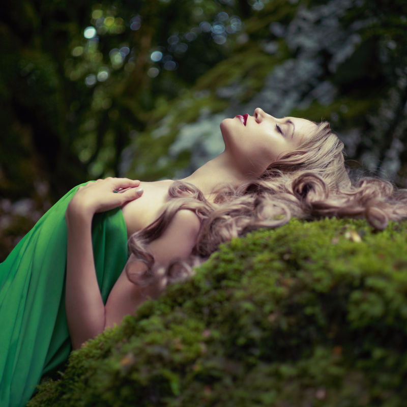躺在绿地上的漂亮女子