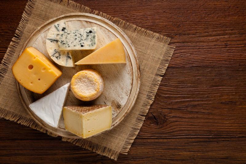 木板上的奶酪和葡萄混合在一起