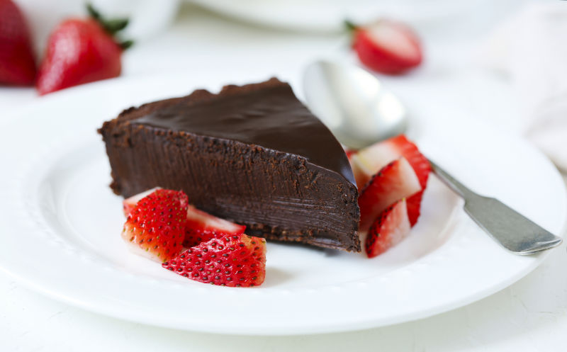 白色背景上盘子里的草莓巧克力蛋糕