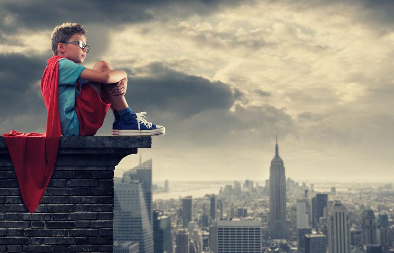 坐在摩天大楼楼顶的超级小英雄