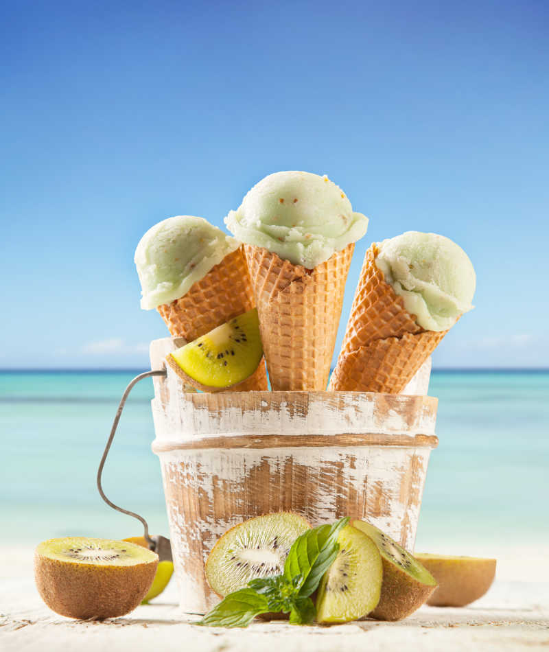 沙滩上的冰淇淋与水果