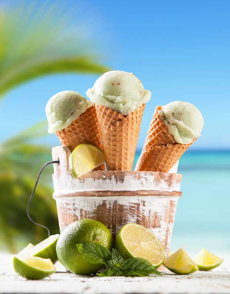 莱姆冰淇淋勺锥与模糊海滩