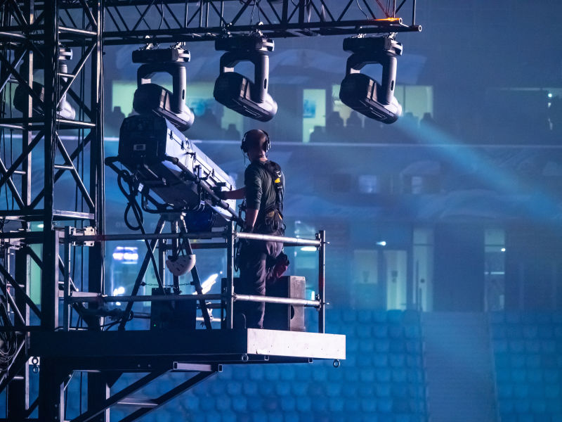 一个人控制着照明设备检查舞台设备音乐会设备世界总监