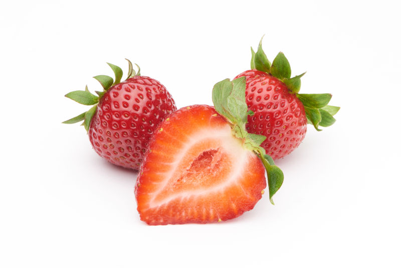 白底芳香成熟的草莓