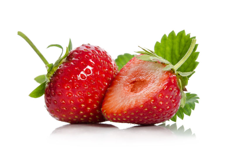 草莓一个接一个单独放在白色的背景上