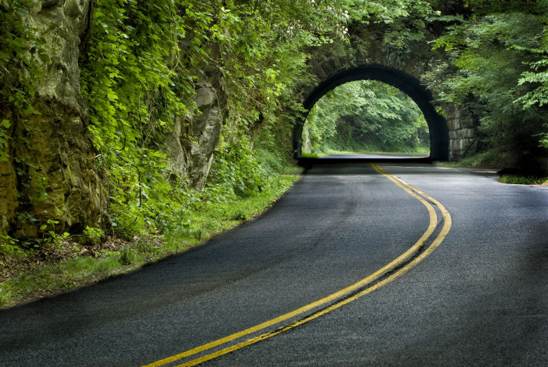 冒烟的山隧道