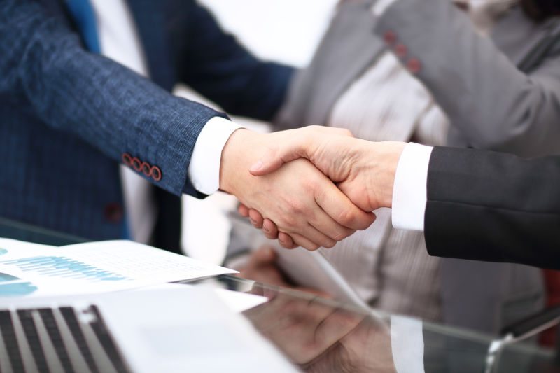 商务伙伴会议概念-图像商人握手-成功的商人握手成交-水平的