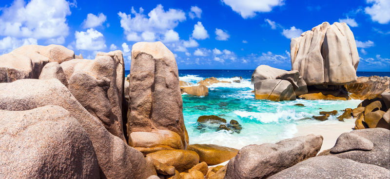 安西马隆-令人印象深刻的岩石野生海滩在拉迪格岛塞舌尔