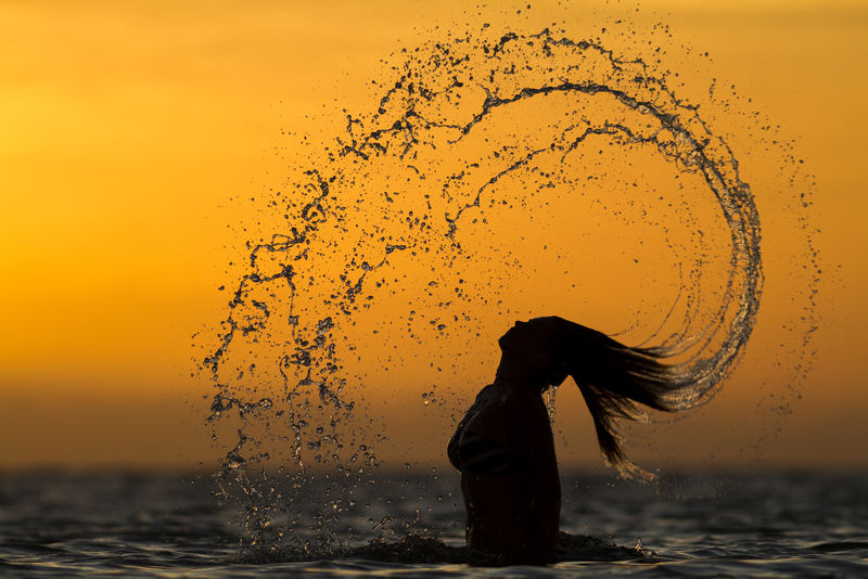 日落时分-女孩把头发扔到海里
