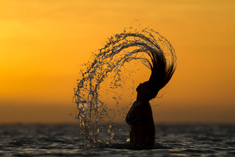 日落时分-女孩把头发扔到海里