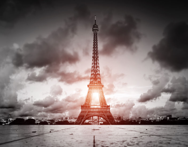 法国巴黎埃菲尔塔黑白相间太阳光红