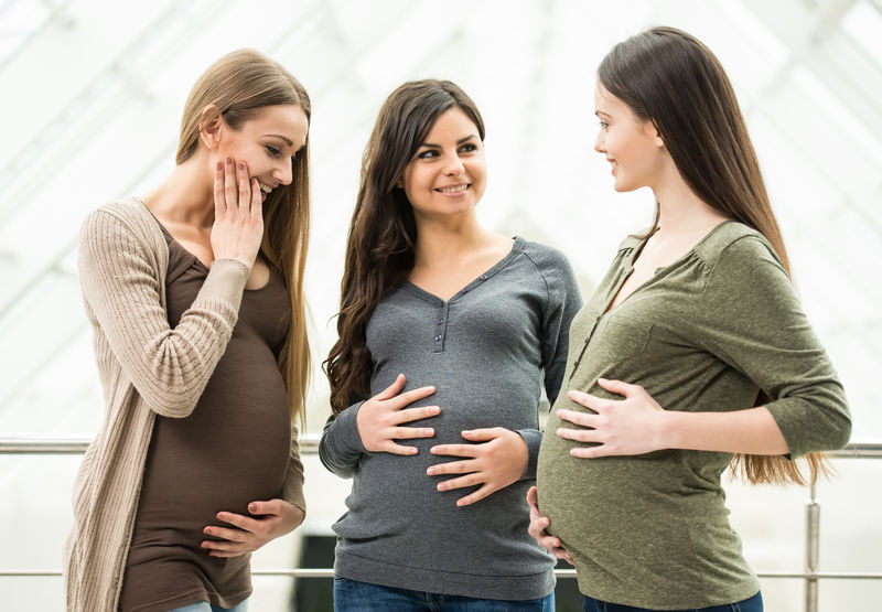 生育观念三位快乐孕妇的肖像