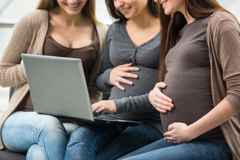 三名孕妇在网上观看有趣的节目