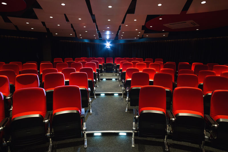 电影院里一排空的红色座位