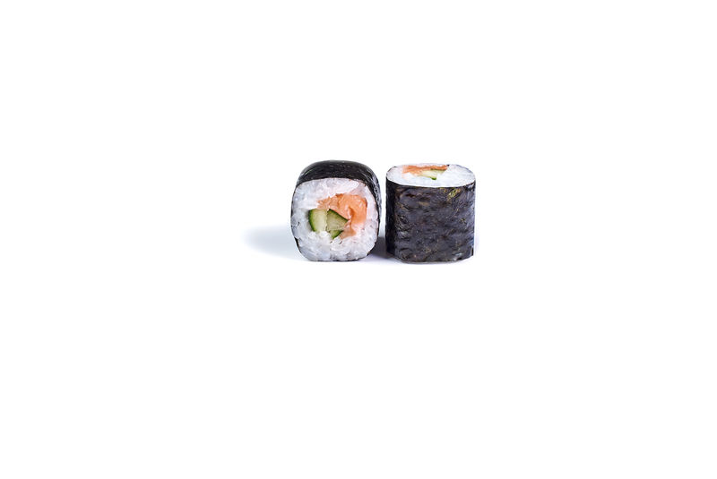 寿司卷是以白色为背景的日本料理卷“三文鱼黄瓜”配料：诺丽三文鱼黄瓜米饭菜单日本餐厅