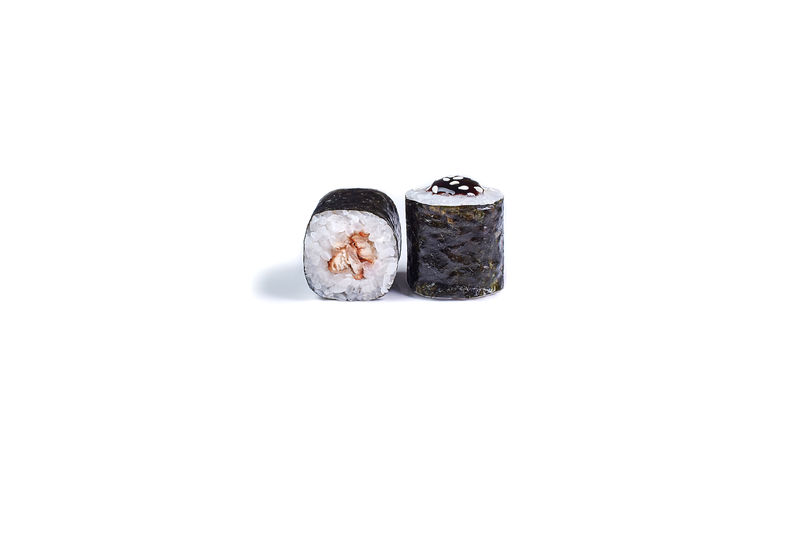 寿司卷是以白色为背景的日本料理卷“鳗鱼”配料：诺丽鳗鱼米饭乌纳吉酱白芝麻菜单日本餐厅
