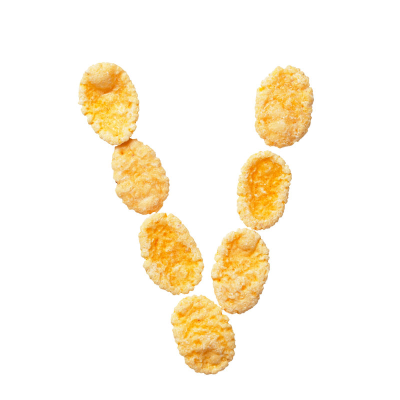 白色背景上的黄色玉米片字母V字母谷物薄片
