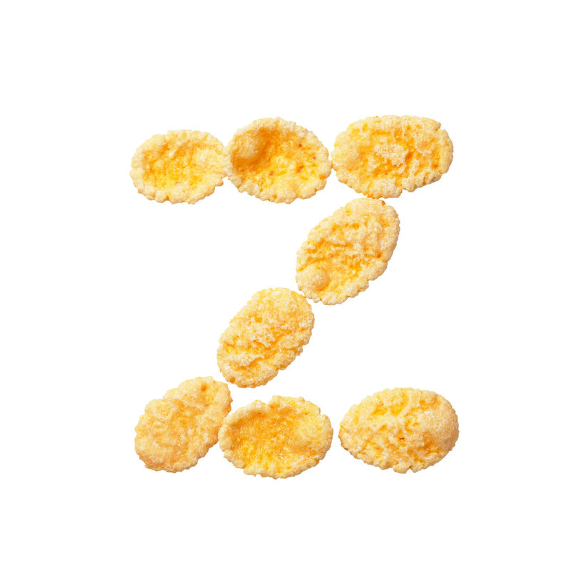 白色背景上的黄色玉米片字母Z字母谷物片