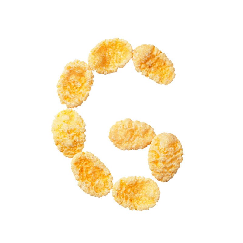 白色背景上的黄色玉米片字母G字母谷物薄片