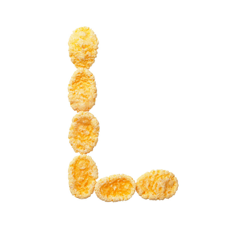 白色背景上的黄色玉米片字母L字母谷物薄片