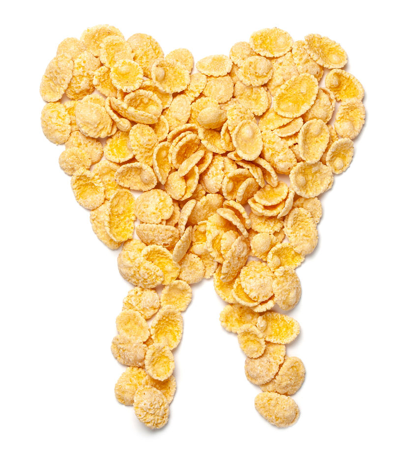 黄色玉米片符号牙齿白色背景隔离