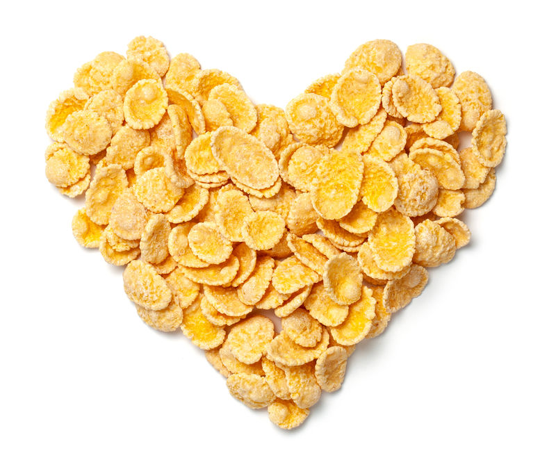 黄色玉米片符号心脏隔离在白色背景上