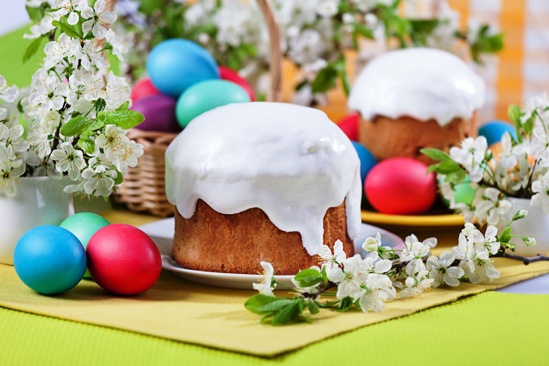 复活节概念蛋糕鸡蛋和樱花