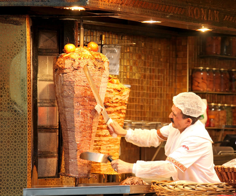 伊斯坦布尔-8月11日：未知的人在小自助餐中烹饪和销售传统的烤肉串-2014年8月11日-土耳其伊斯坦布尔-伊斯坦布尔是世界上第五个最受欢迎的旅游目的地