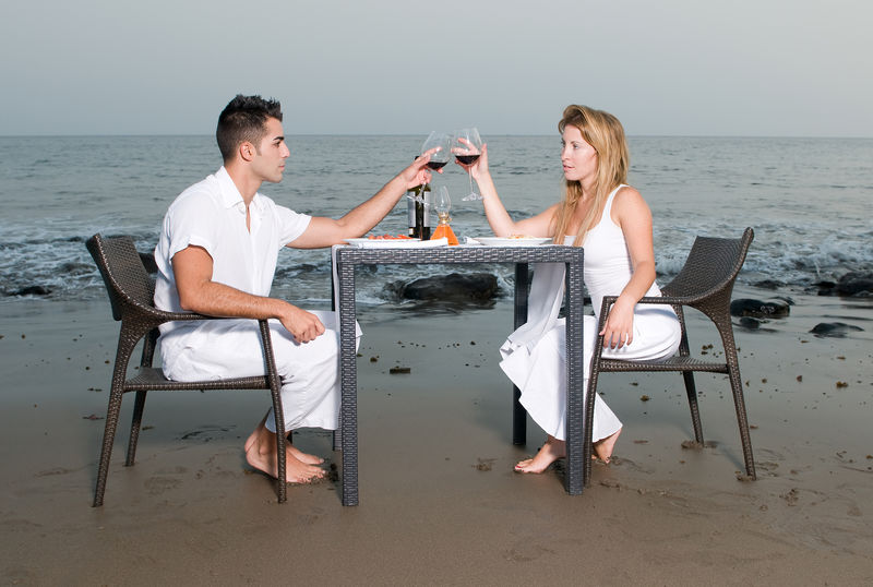 一对情侣在海滩上的浪漫晚餐上