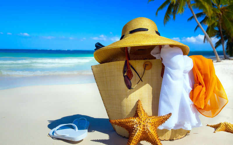 Art Straw帽子包太阳镜和热带海滩上的拖鞋