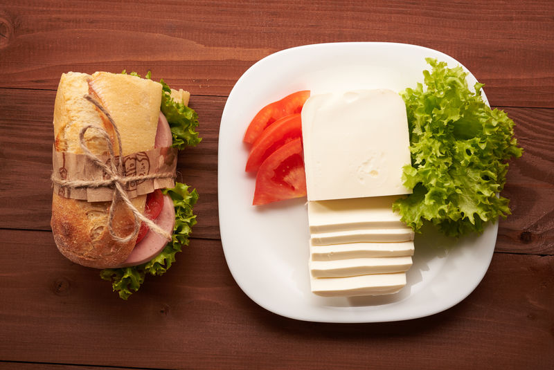 桌子上的三明治和干酪