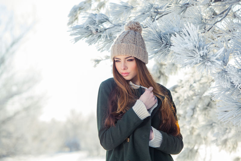 美丽的冬日雪景中年轻女子的肖像