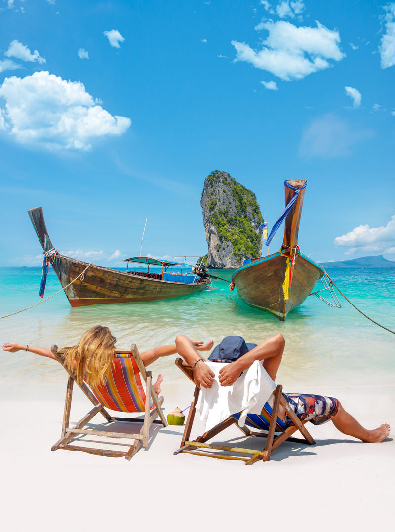 泰国海滩上的几个游客