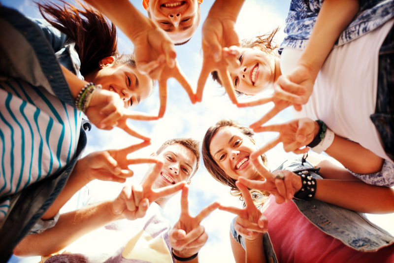 暑假和青少年概念-青少年展示手指五种姿势