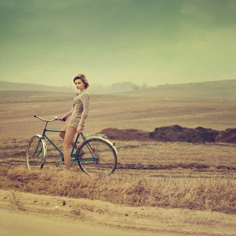 骑自行车的金发美女-复古照片