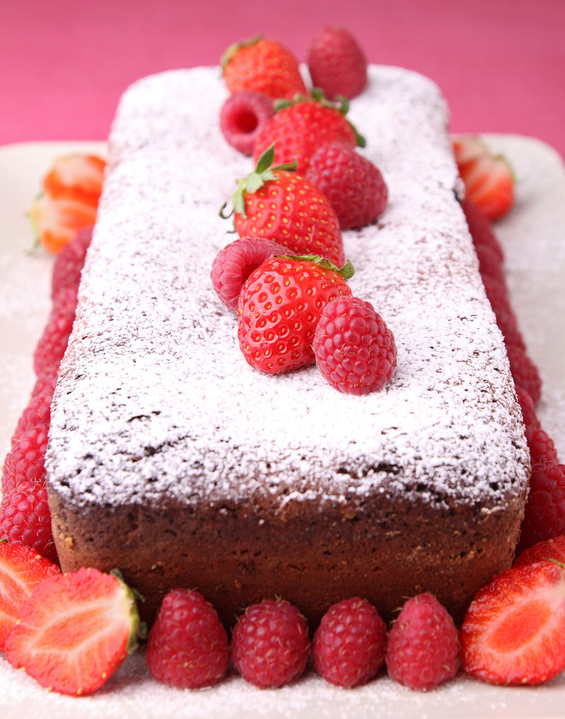 巧克力蛋糕和红色水果