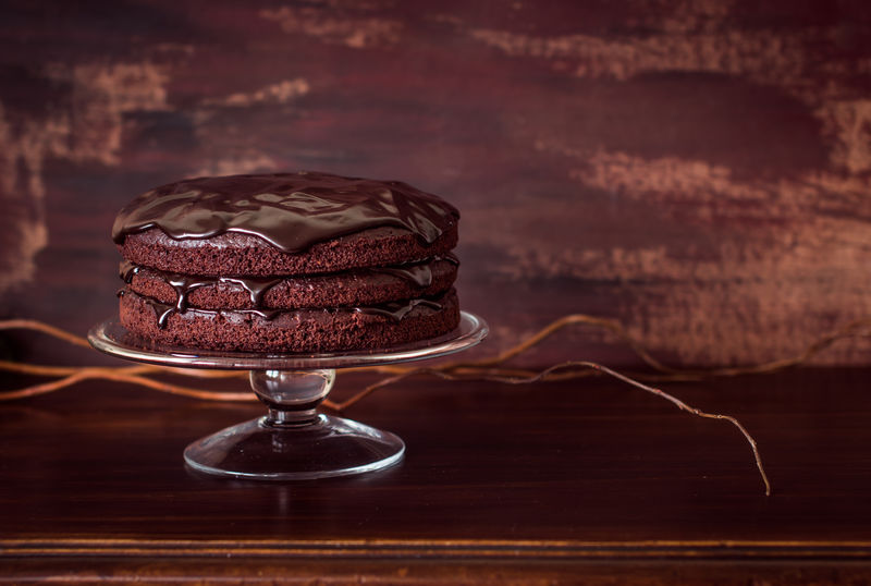 美味的纯素巧克力蛋糕放在老式木桌上-选择性聚焦-复制文本空间