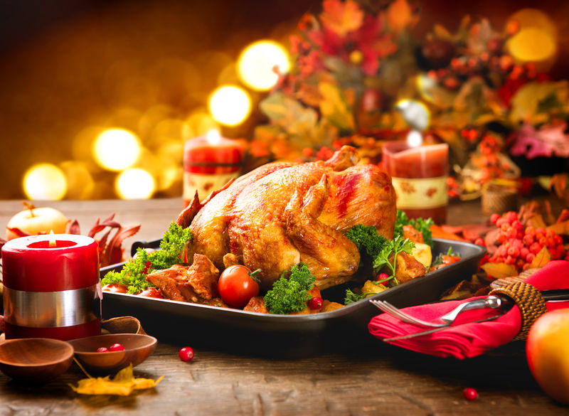 烤火鸡-感恩节餐桌上有火鸡-用明亮的秋叶和蜡烛装饰-烤鸡-餐桌摆设-圣诞晚餐