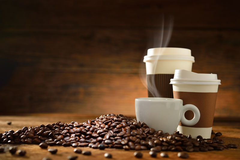 咖啡杯-烟熏咖啡豆-旧木质背景